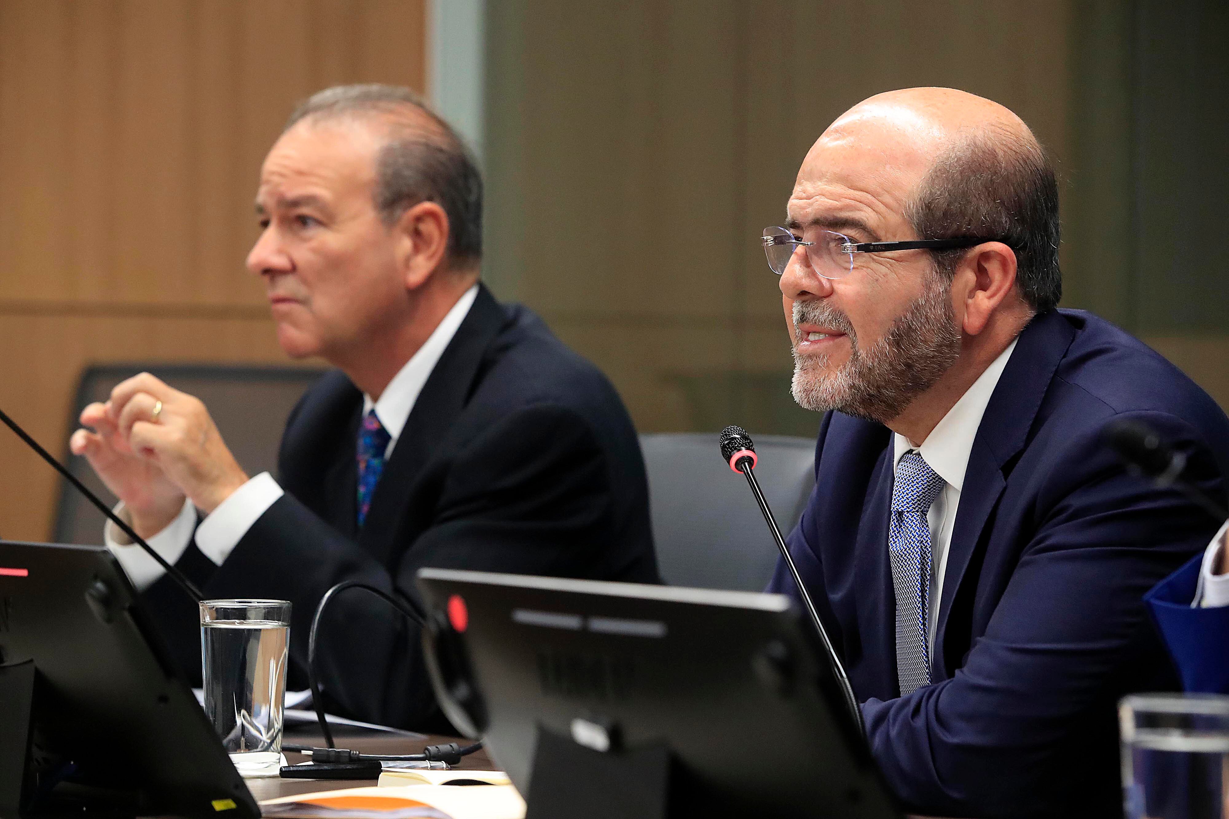 19/10/2023 Asamblea Legislativa. Comparecencia en el Congreso por tema del Banco Central, Fabián Volio Echeverría y Mario Gómez Pacheco (con lentes), de la ABC, en Comisión de Ingreso y Gasto Público.