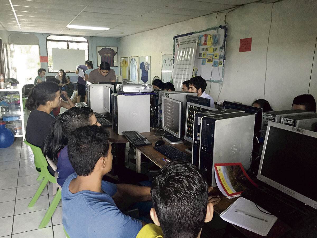 Un grupo de becados recibe clases de Computación en el municipio de Soyapango, San Salvador.