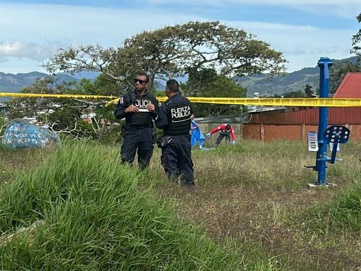 El cuerpo de la mujer fue encontrado en el parque infantil. Foto Facebook.