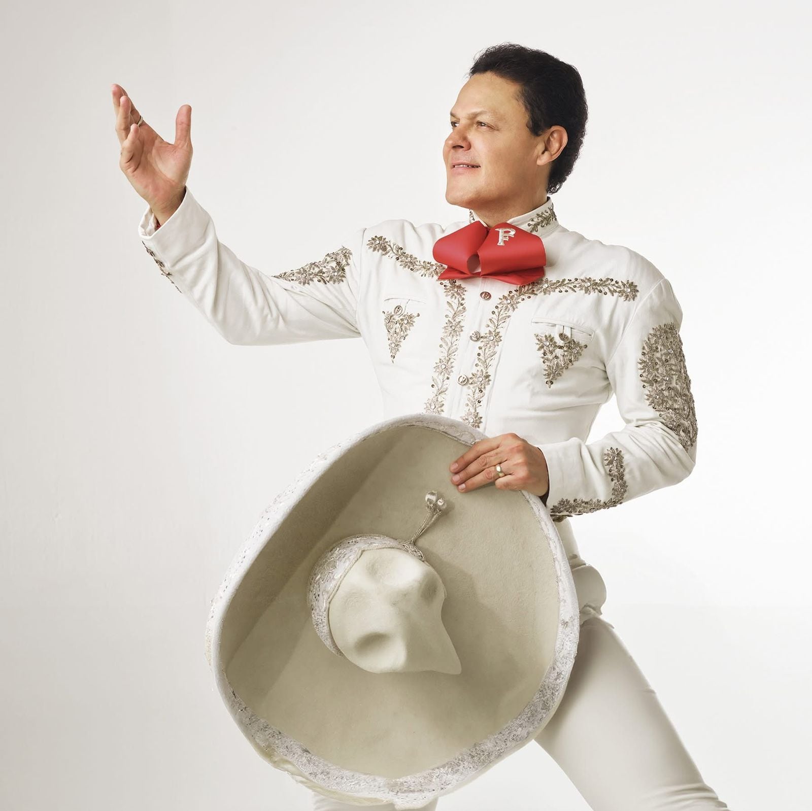 Pedro Fernández vestido de charro