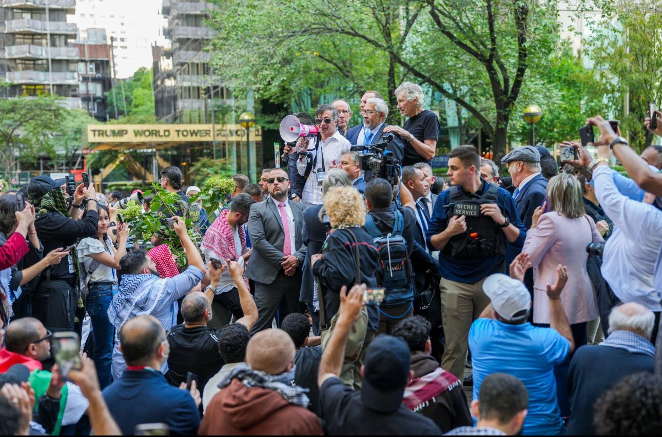 Gustavo Petro junto a Roger Waters en la manifestación pro Palestina.