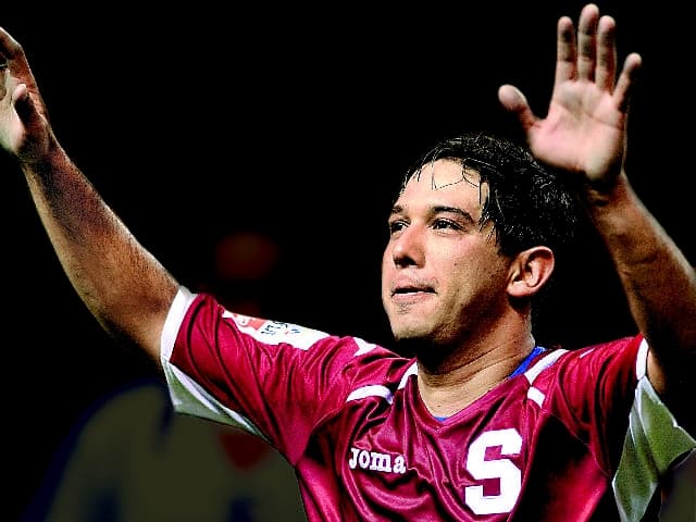 Solís saluda a la afición en su partido de despedida | ARCHIVO
