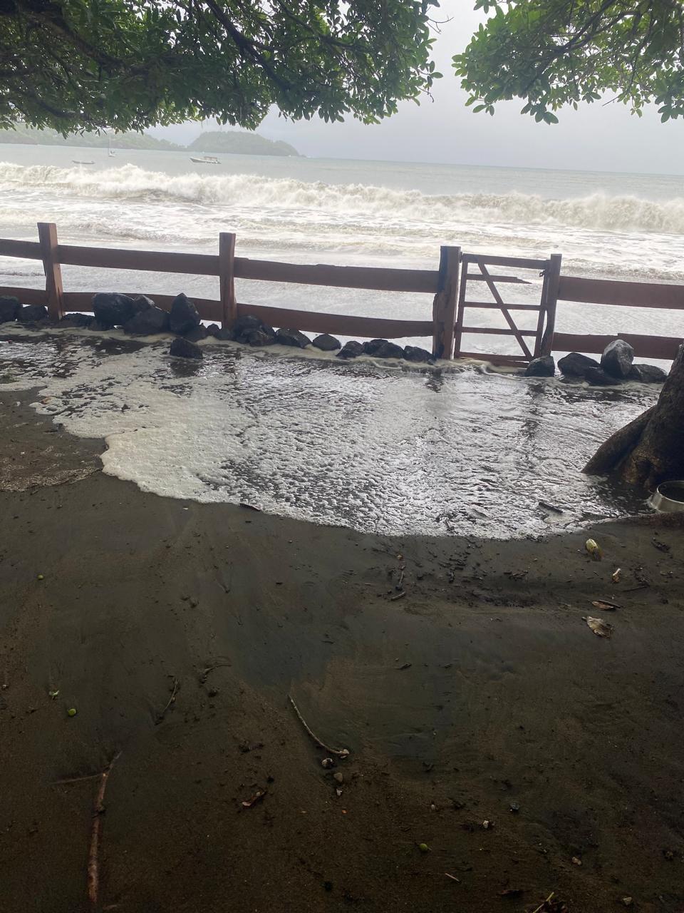 Fuerte oleaje en playa Potreto