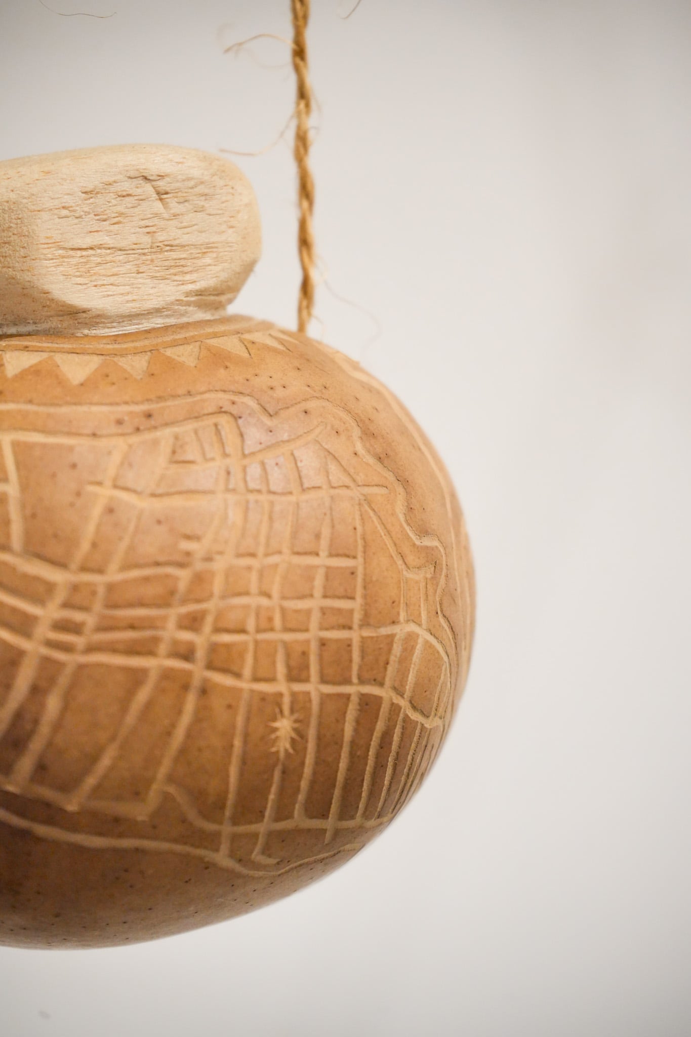 La jícara juega un rol central en la obra de Verónica Navas.