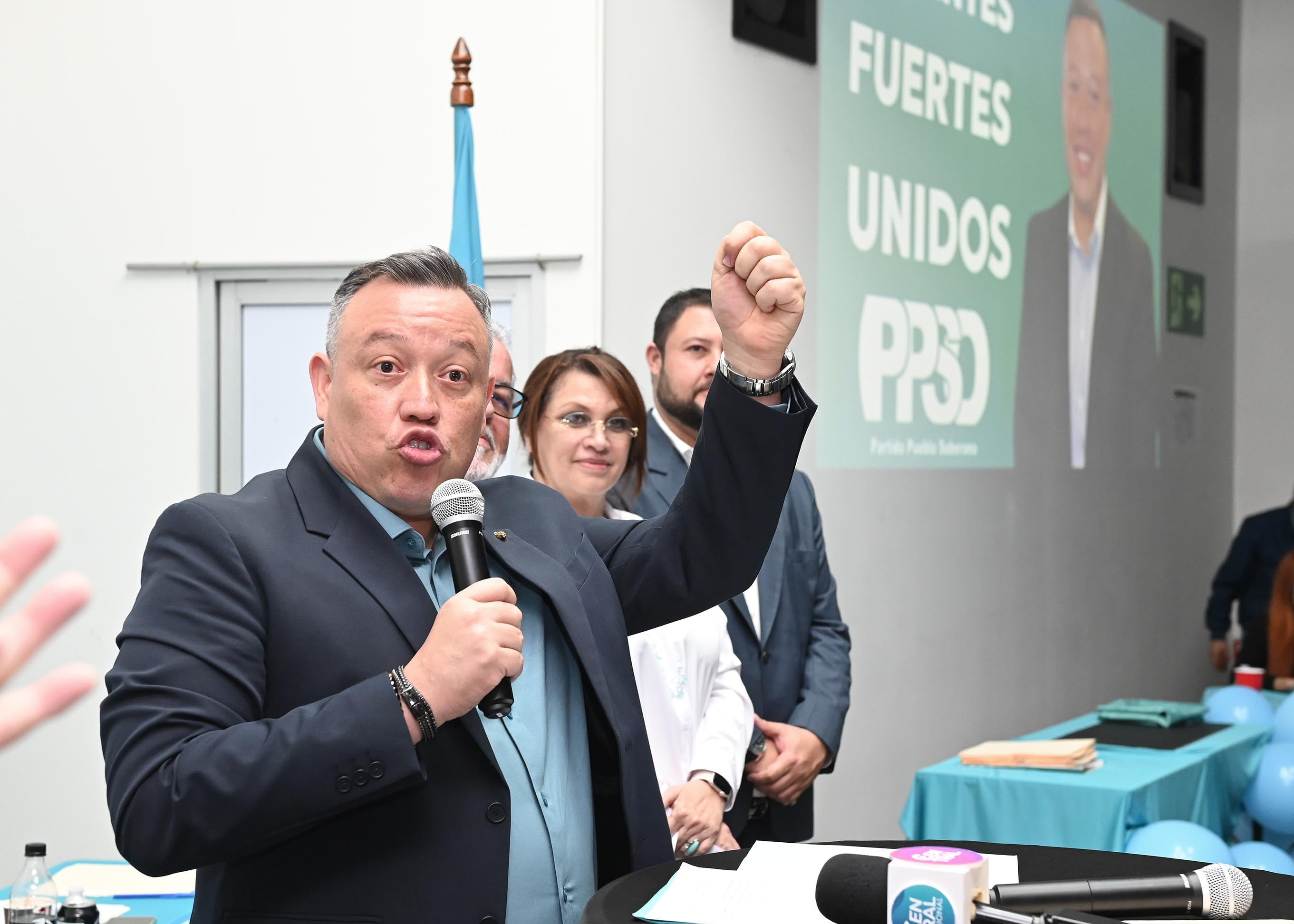 01 de junio del 2025. Auditorio del Grupo Moreno en Pavas. 11:00 hrs. Dirigentes y delegados del Partido Pueblo Soberano eligieron al exministro Francisco Gamboa como secretario general. En una asamblea realiada en el salón de eventos Grupo Moreno y con la presencia de 63 delegados se llevó a cabo la elección poco después del mediodía. En la foto: Francisco Gamboa es recibido por los simpatizantes del partido. Foto: Albert Marín.