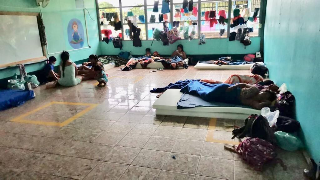 En Sixaola, varias familias seguirán en albergues, pues las partes aún llueve en las partes montañosas. Foto: Raúl Cascante.