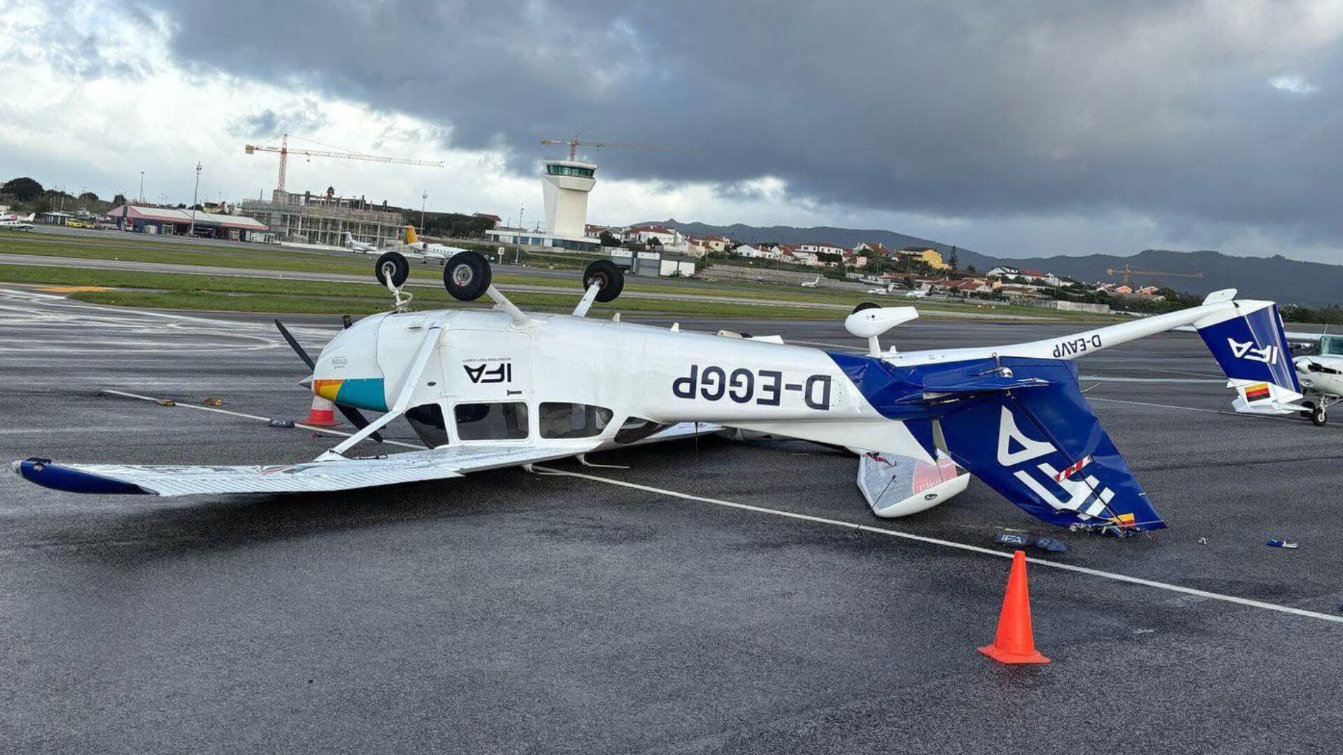 Tres avionetas quedaron volcadas en el aeródromo de Tires debido a los fuertes vientos de la tormenta Martinho, que azotó Lisboa con ráfagas superiores a 120 km/h.