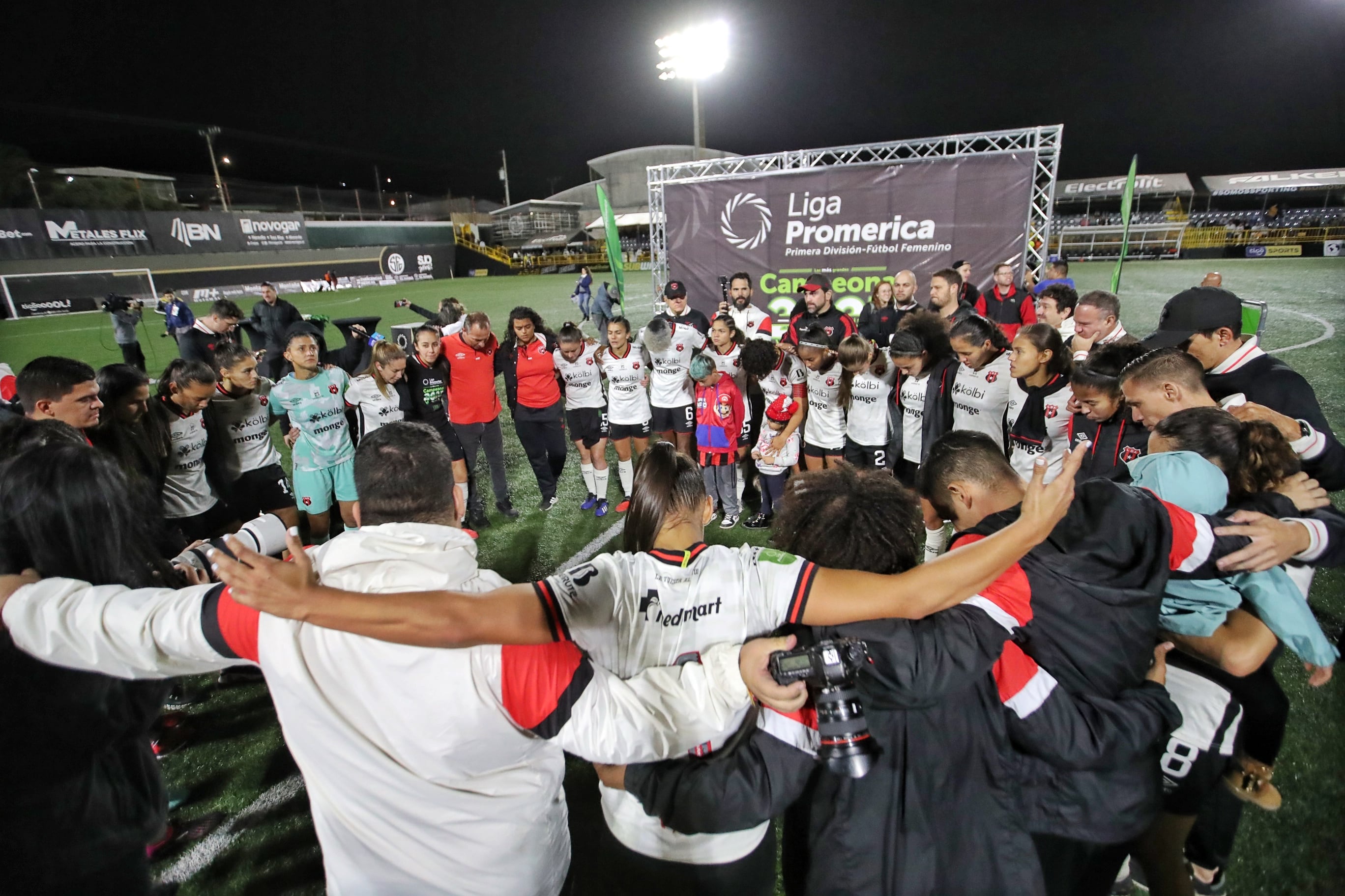 20/12/2023/ Juego entre Sporting FC vs Liga Deportiva Alajuelense por la final del fútbol femenino en el estadio Ernesto Rorhmoser / Foto John Durán