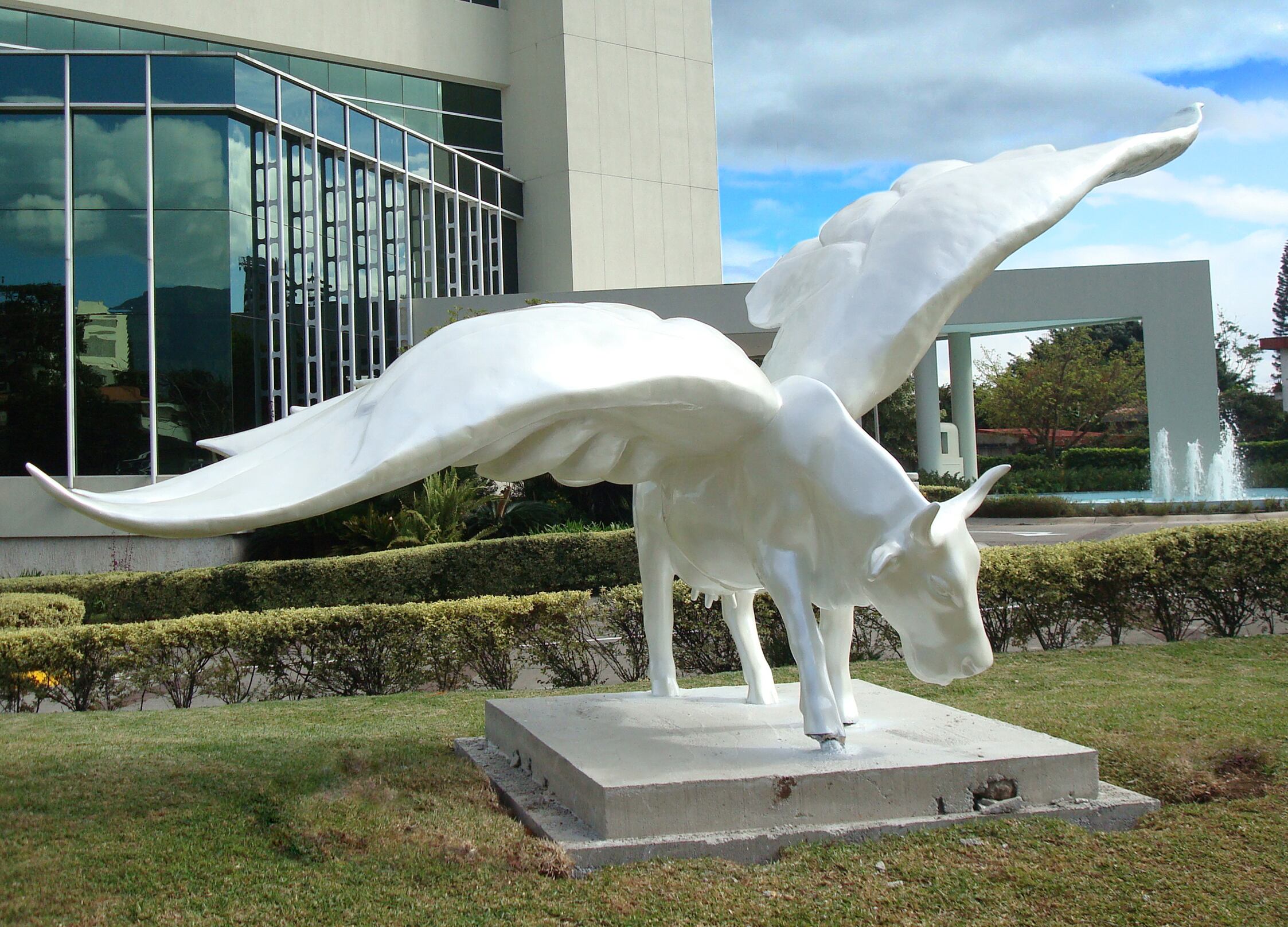 Vaca alada, obra de Ángel Lara Vargas, estuvo situada frente al Hospital de Niños.