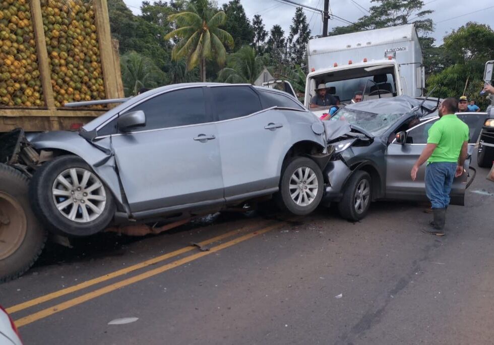 Los ocupantes de los vehículos familiares llevaron la peor parte. Tres ambulancias, trasladaron a igual número de pacientes. Foto: suministrada por Edgar Chinchilla.