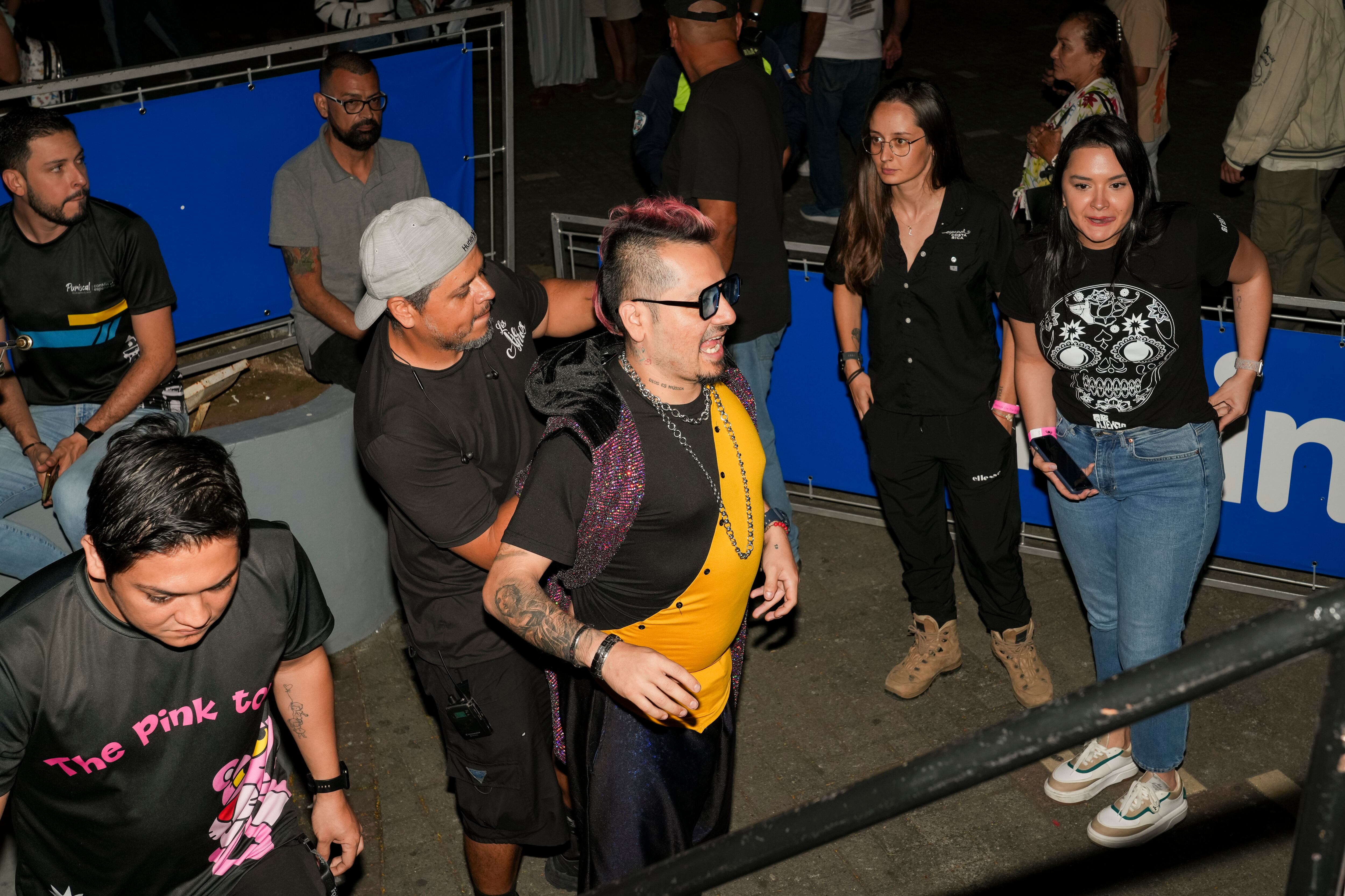 Fotografías de una gira de tres conciertos del grupo Los Ajenos en La Sabana, Puriscal y Pedregal. Imágenes de los artistas en escena, del detrás de bambalinas, la microbús y las cenas.