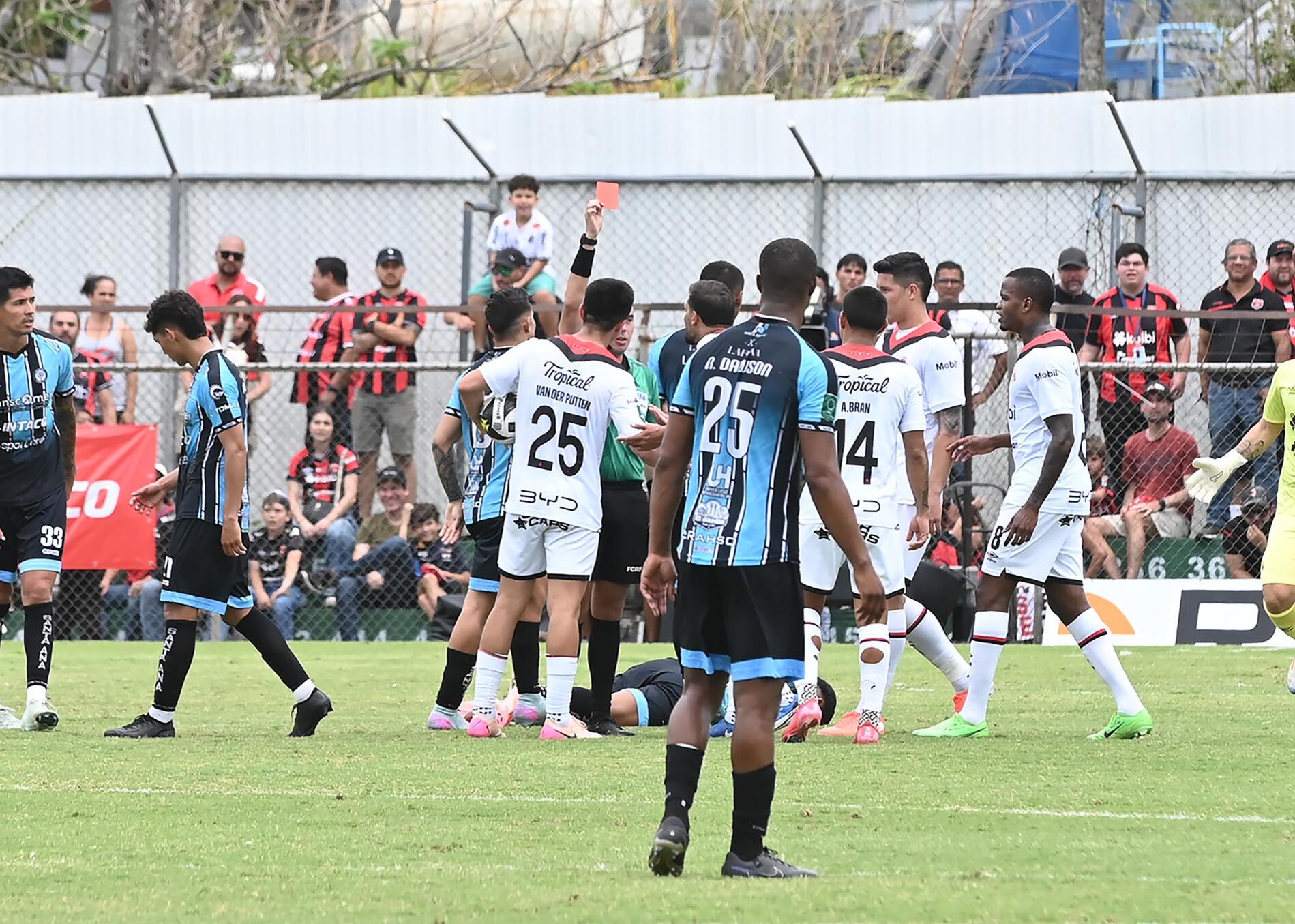 04 de mayo del 2025. Estadio de Piedades de Santa Ana. 11:00 hrs. Jornada 21 del Torneo de Clausura 2025 del Campeonato de Fútbol de Primera División. El equipo descendido, Santa Ana, enfrenta a la Liga Deportiva Alajuelense que disputa junto a Heredia y Cartago el primer lugar de la tabla de posiciones. El técnico manudo Oscar Ramírez presenta su propuesta que lo llevará hasta las instancias finales. En tanto el equipo de Santa Ana cumple con el programa del campeonato en dos partidos más a pesar de que ya descendió a la segunda categoría. Foto: Albert Marín