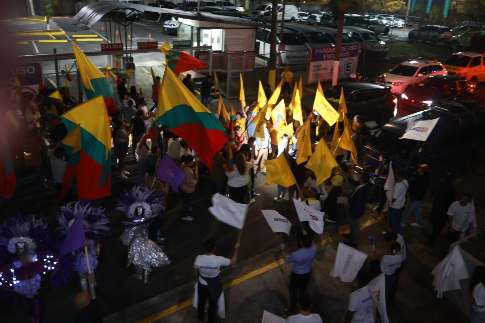 Seguidores de las distintas agrupaciones políticas se encuentran en las instalaciones del Colegio de Ciencias Económicas en apoyo a sus respectivos candidatos presidenciales.