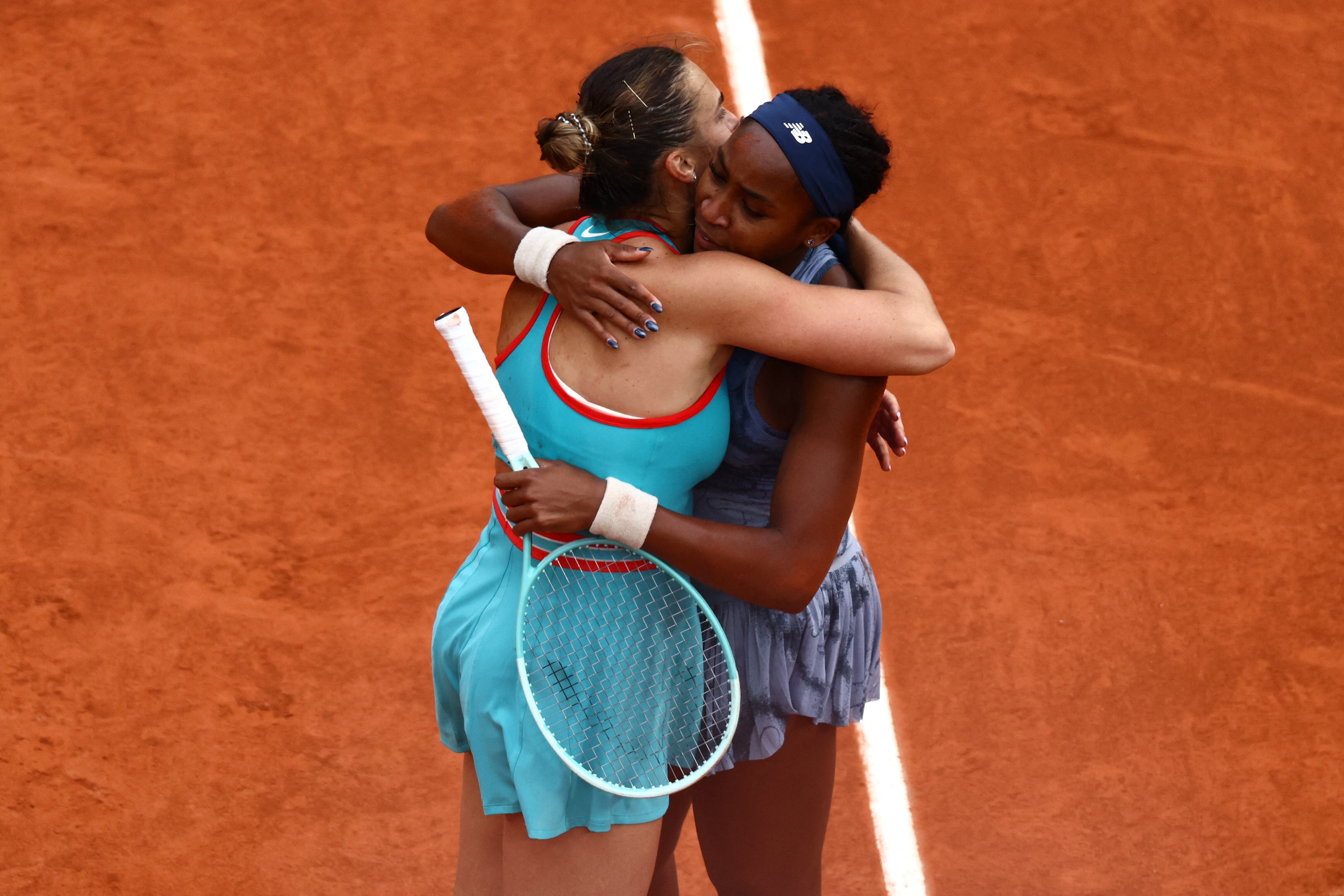 La ganadora estadounidense Coco Gauff saluda a la bielorrusa Aryna Sabalenka luego de una emocionante final del Roland Garros.