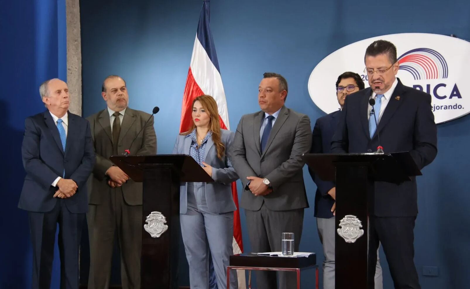 Rodrigo Chaves anuncia reforma a reglamento Banca para Desarrollo. Anuncio junto a Francisco Gamboa, ministro de Economía MEIC