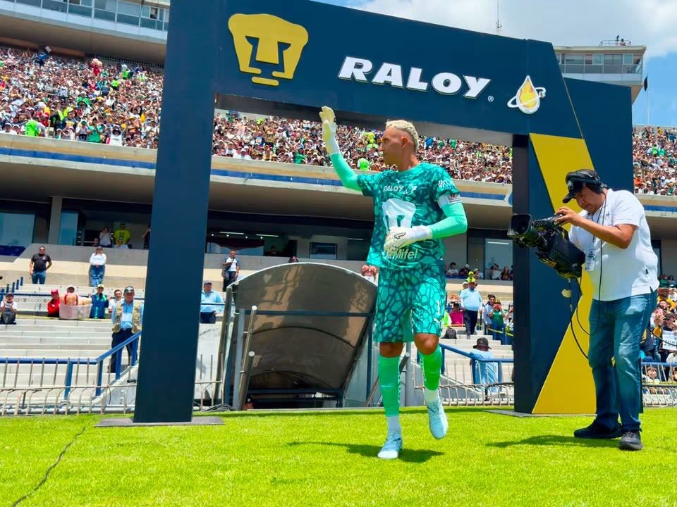Keylor Navas fue uno de los hombres más aplaudidos por la afición de Pumas en la presentación del equipo.