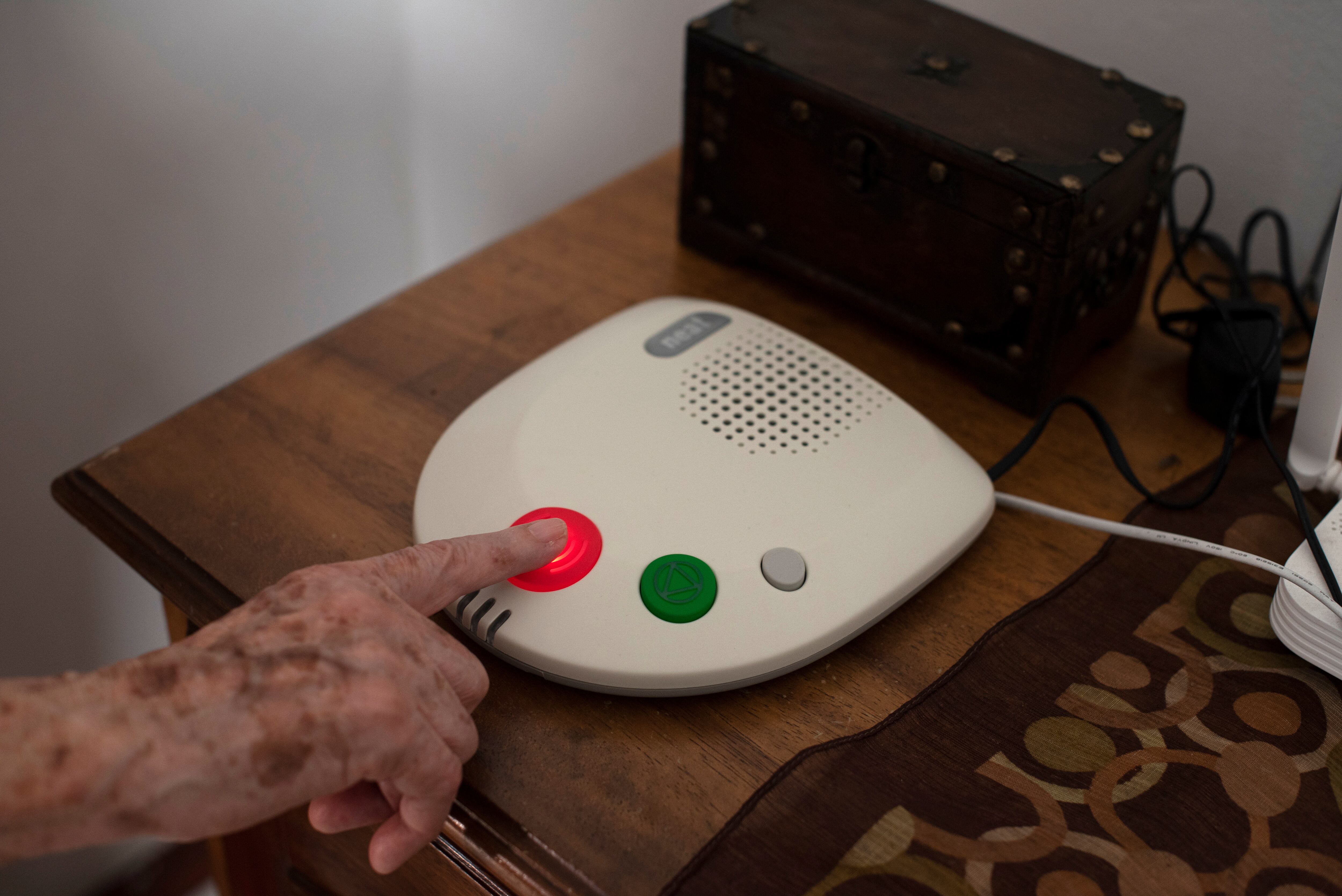 Programa Municipal de Teleasistencia para personas adultas mayores con alguna dependencia física o bien que viven solos o no tienen alguna red de apoyo.