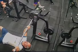 Hombre murió al caerle la barra mientras entrenaba pecho en el gimnasio