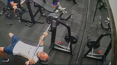Hombre murió al caerle la barra mientras entrenaba pecho en el gimnasio