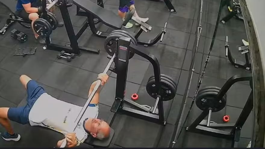 Un hombre de 55 años murió en un gimnasio en Brasil al caerle una barra sobre el pecho; su familia exige prevención.