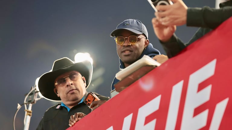 Joel Campbell gambetea pregunta de ‘la voz’ de Alexandre Guimaraes en los Toros de Pedregal; vea el momento