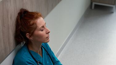 La salud de quienes velan por la salud: el ‘burnout’ de los profesionales en medicina