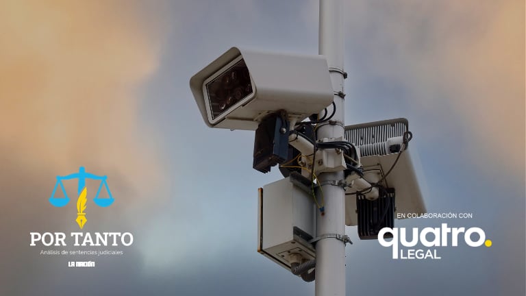 en la imagen una cámara de seguridad
