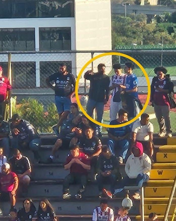 Rudy Corea y Santiago Corea lograron "infiltrarse" por error en lo más alto de la gradería sur del estadio Ricardo Saprissa.