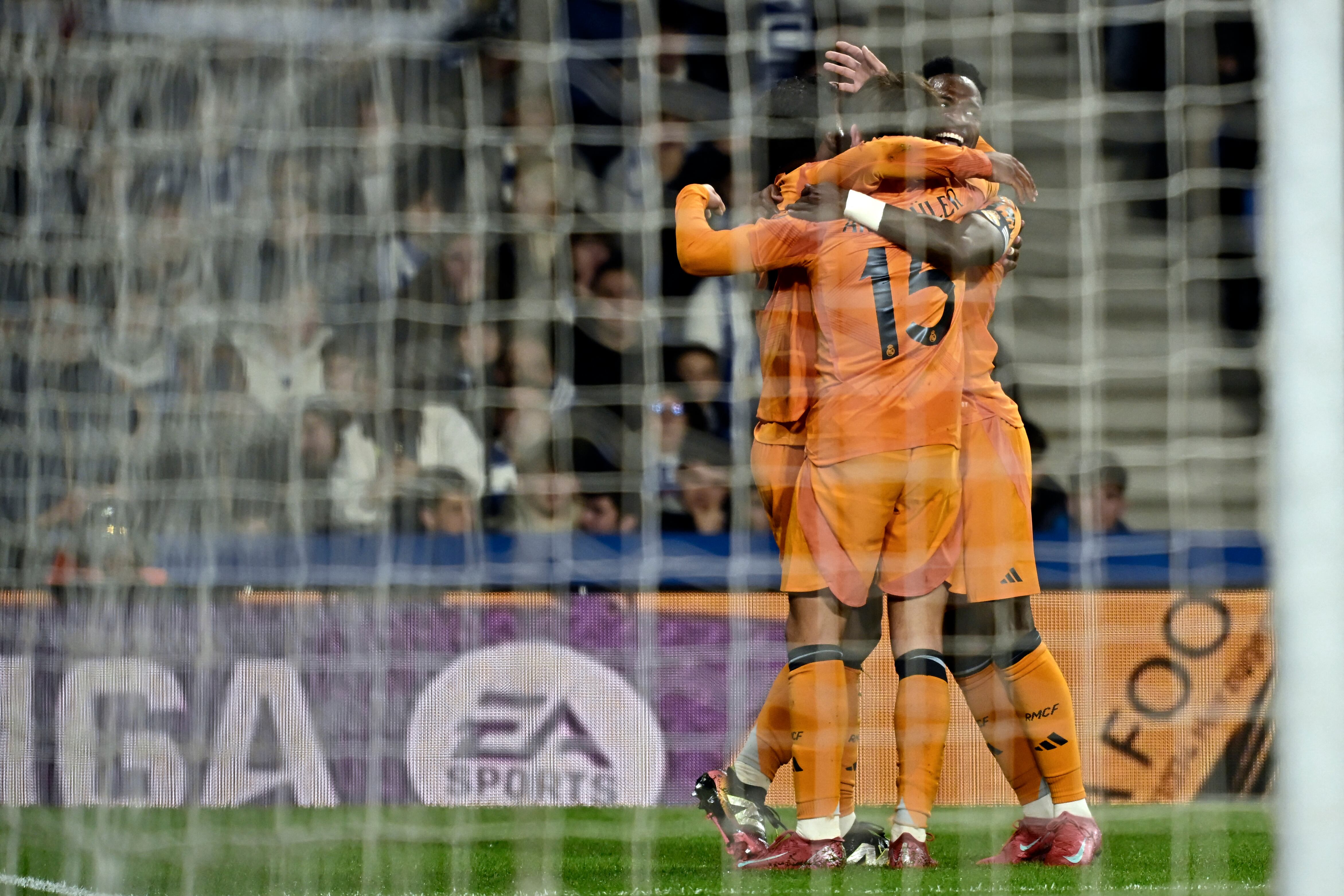 Jugadores del Real Madrid festejan la anotación de Endrick.