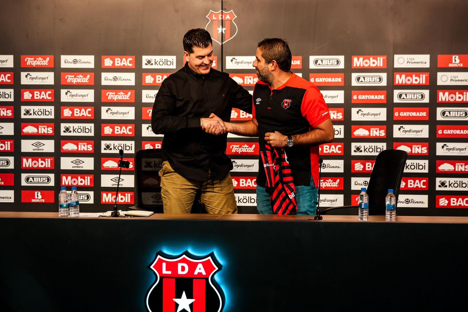 Después de que trabajaron juntos en México, el técnico Ismael Rescalvo y el gerente deportivo Carlos Vela se vuelven a juntar en Liga Deportiva Alajuelense.