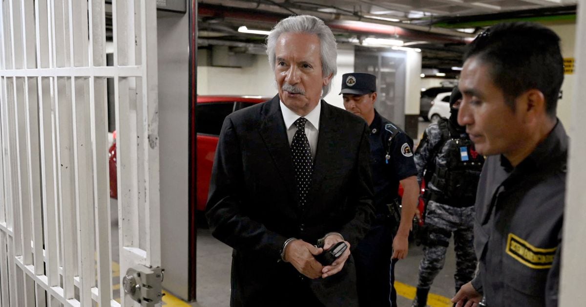 José Rubén Zamora recibió arresto domiciliario de parte de un tribunal en Guatemala; sin embargo, deberá seguir en la cárcel debido a otro proceso que la Fiscalía tiene abierto en su contra. (Foto: AFP)