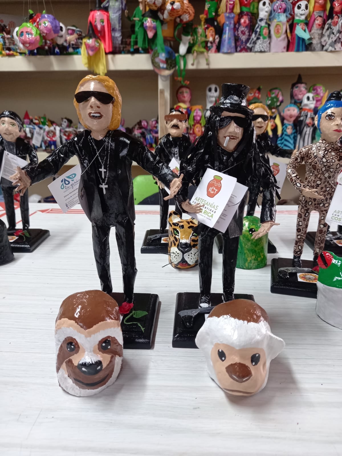 Cada figura llevó una máscara de animal costarricense, entre ellos tucán, colibrí, perezoso y jaguar.