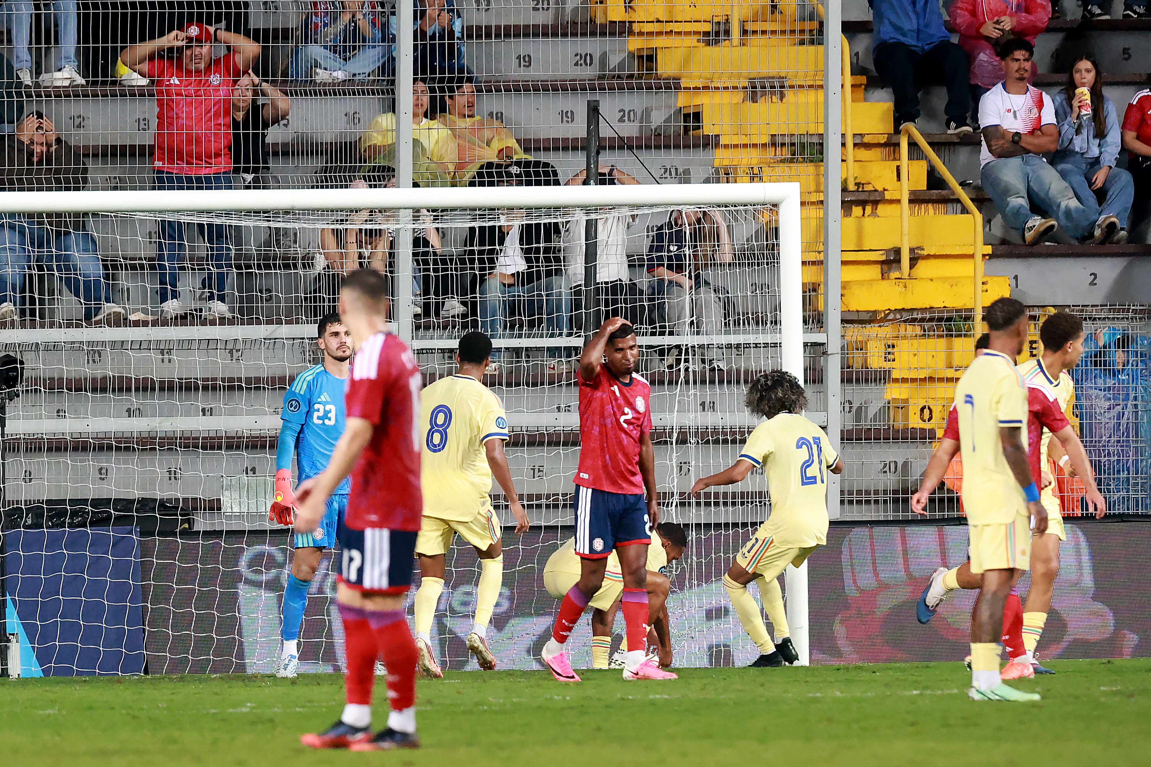 El defensa de la Selección de Costa Rica Gerald Taylor se lleva la mano a la cabeza en medio de la remontada de Curazao.