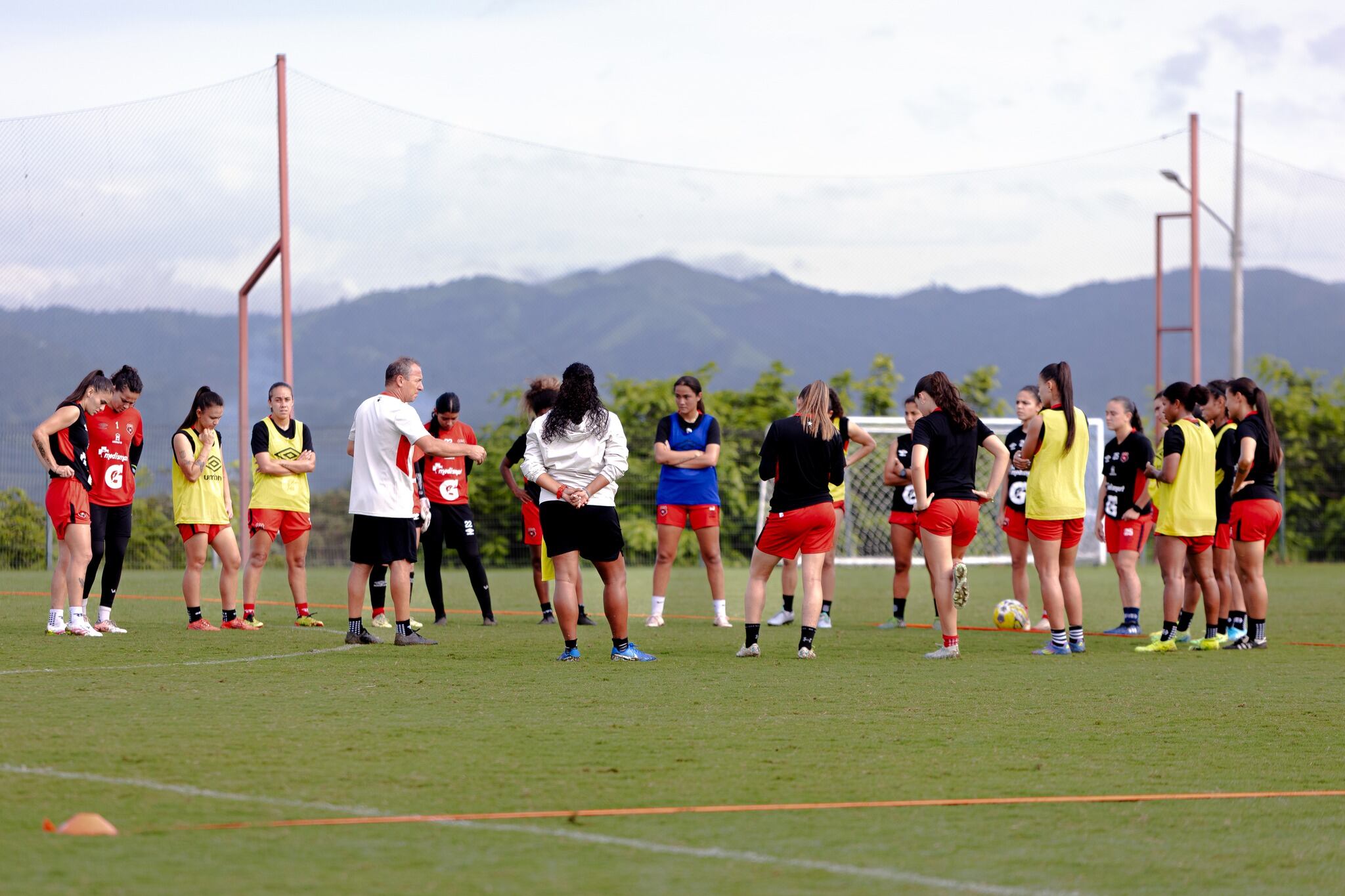 Las leonas de Liga Deportiva Alajuelense afinan su estrategia para el clásico femenino de este domingo 3 de agosto.