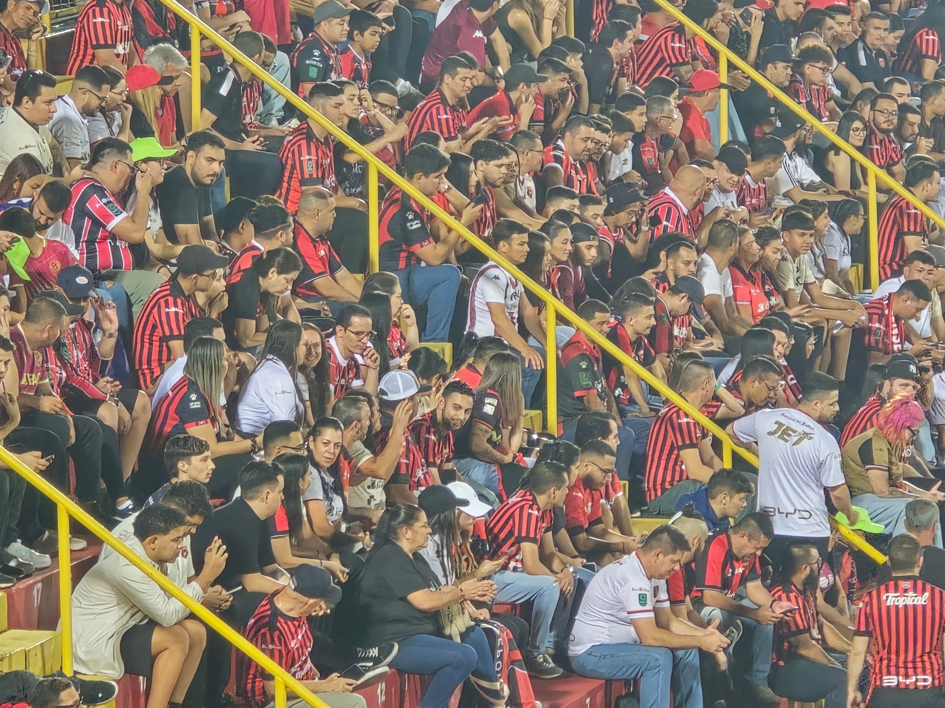 Poco a poco empiezan a llenarse las gradas del Estadio Alejandro Morera Soto para el clásico nacional entre Alajuelense y Saprissa.