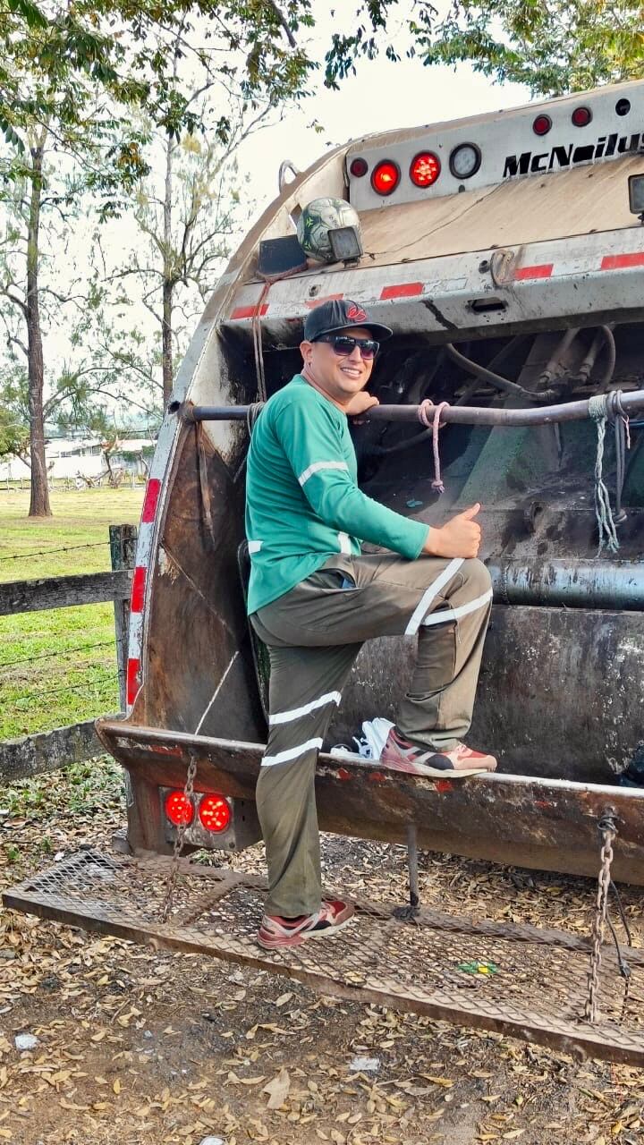 Recolector de basura posa en el camión