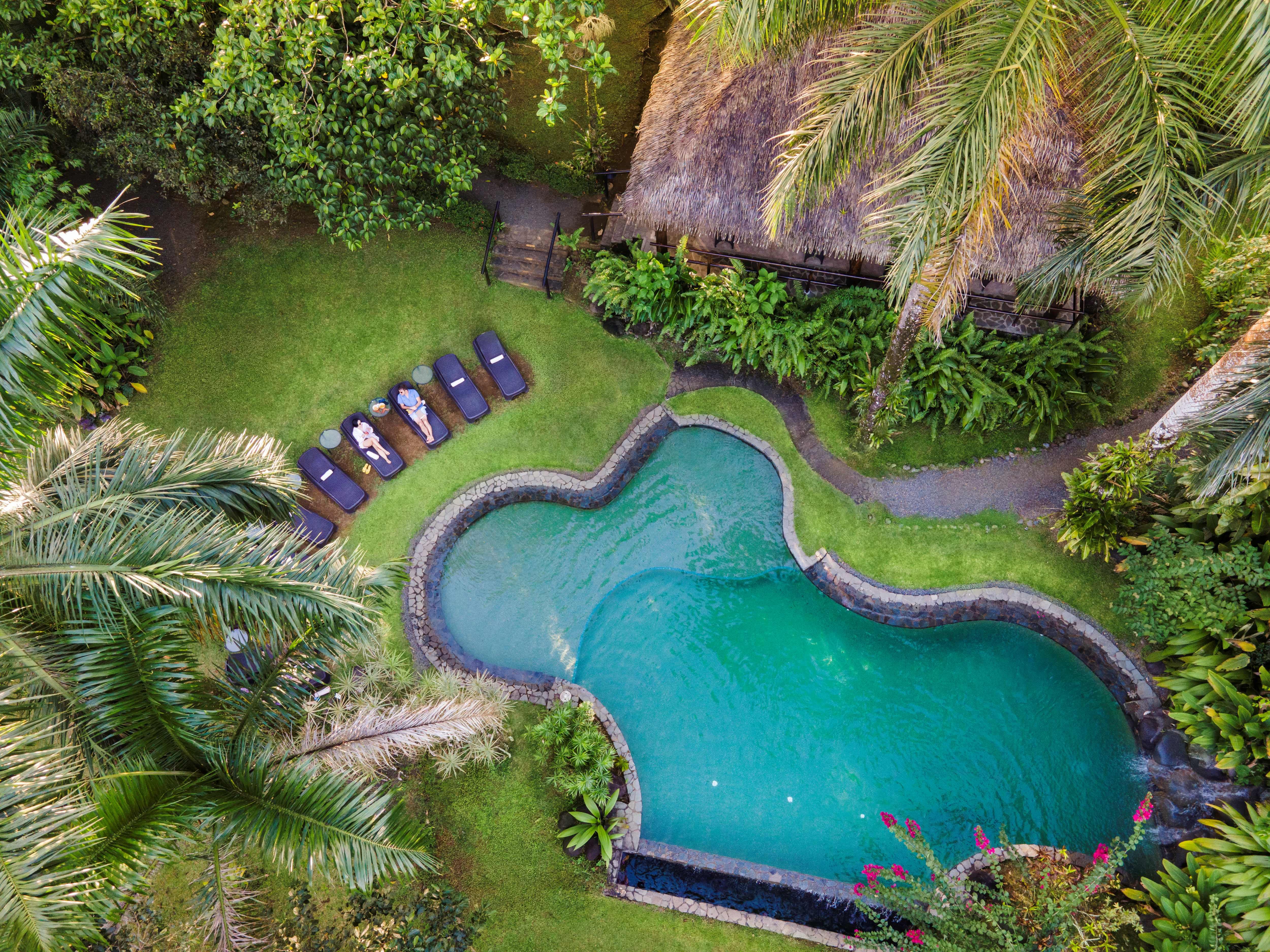 Piscina rodeada de vegetación en el Aranwa Sarapiquí Rainforest Lodge, ecolodge en La Virgen de Sarapiquí, Heredia, adquirido por Aranwa Hoteles como su primera inversión en Costa Rica.