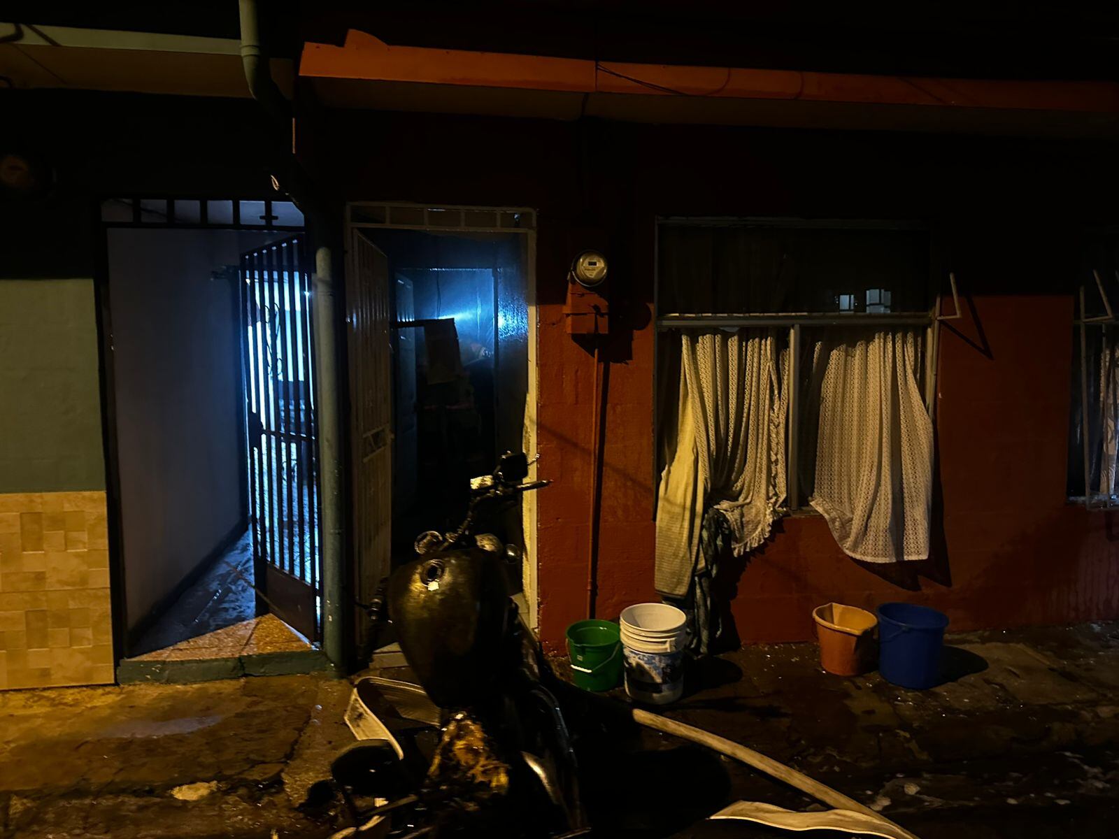 Detalle de la vivienda donde se dio el incendio la noche de este 28 de julio en Lotto 2 en Loma Linda de Desamparados. Fotografía: