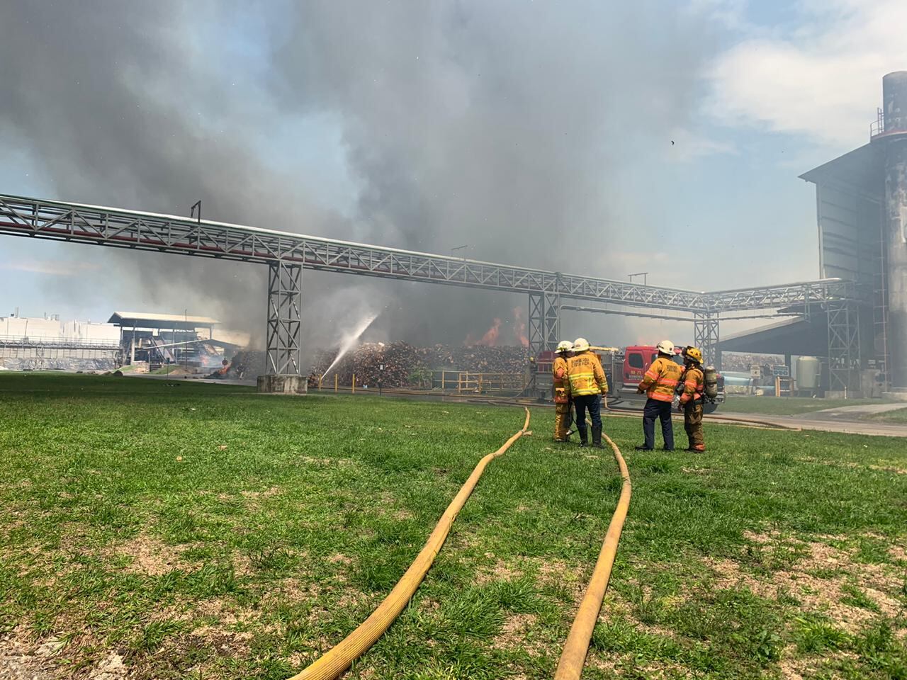 Más de 1000 metros cuadrados con fuego activo encontraron los bomberos al llegar a la bodega en El Coyol. Foto: Cortesía Bomberos