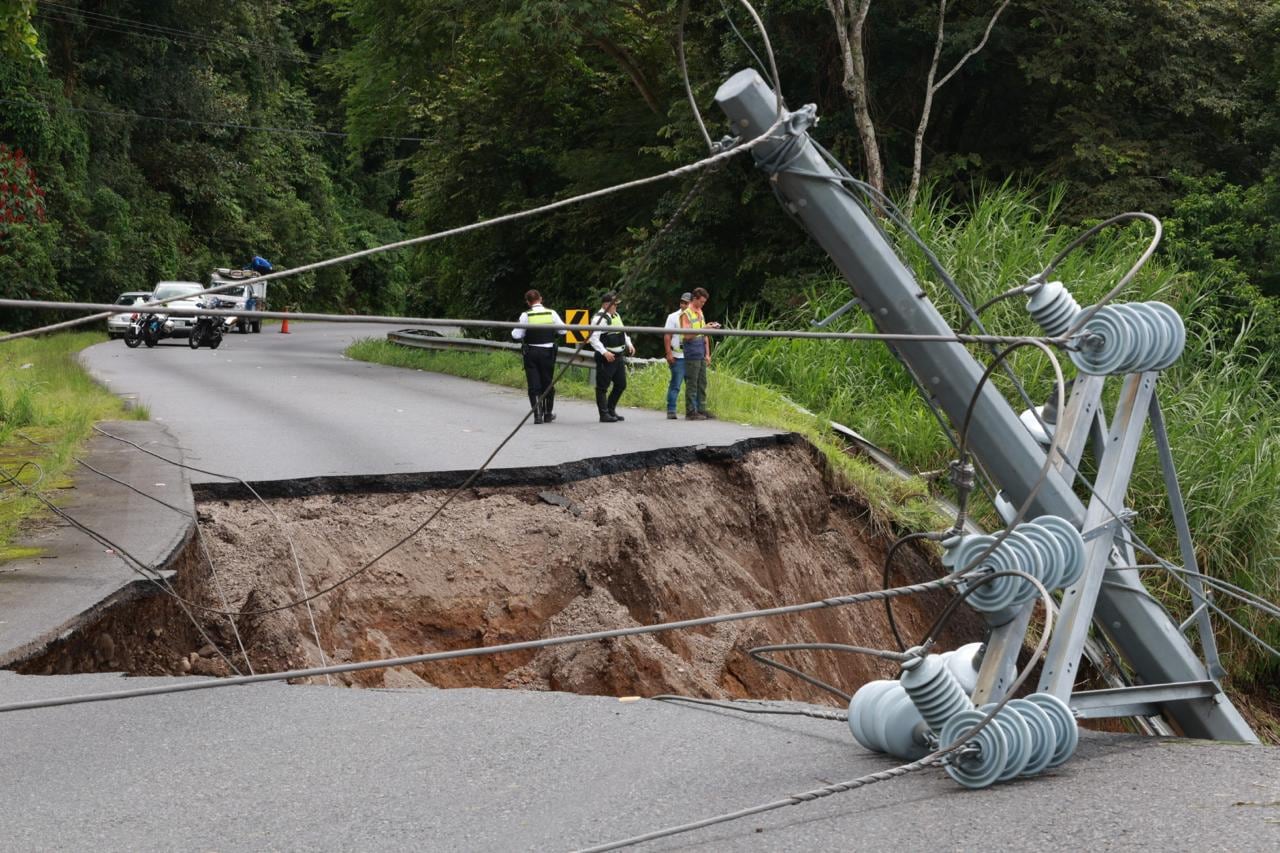 El ministro de Obras Públicas y Transportes (MOPT), Efraím Zeledón Leiva, acudió la mañana de este sábado al tramo colapsado de la ruta 1, situado entre San Ramón y Esparza, en el sector conocido como la vuelta del Cristo, en Cambronero.