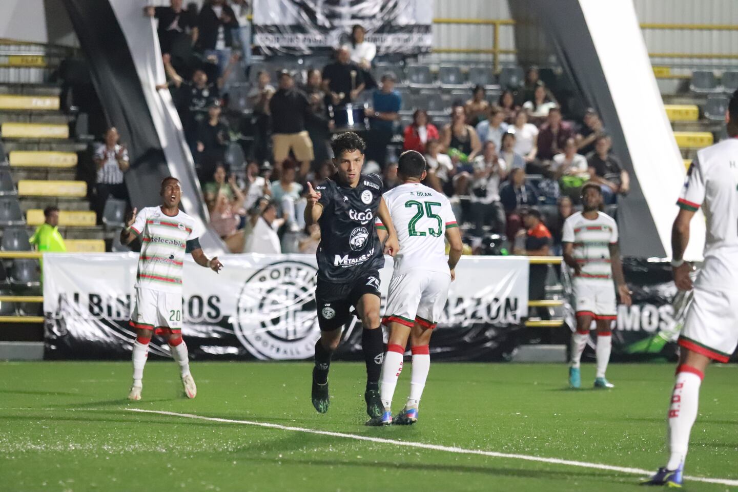 Sporting FC le respira en la nuca a Alajuelense al golear a ...