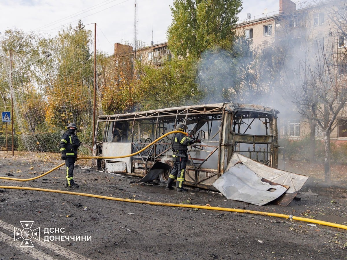 Esta fotografía, difundida por el Servicio Estatal de Emergencias de Ucrania el 8 de octubre de 2026, muestra a bomberos trabajando en el lugar donde dos autobuses fueron alcanzados por proyectiles en Kramatorsk.