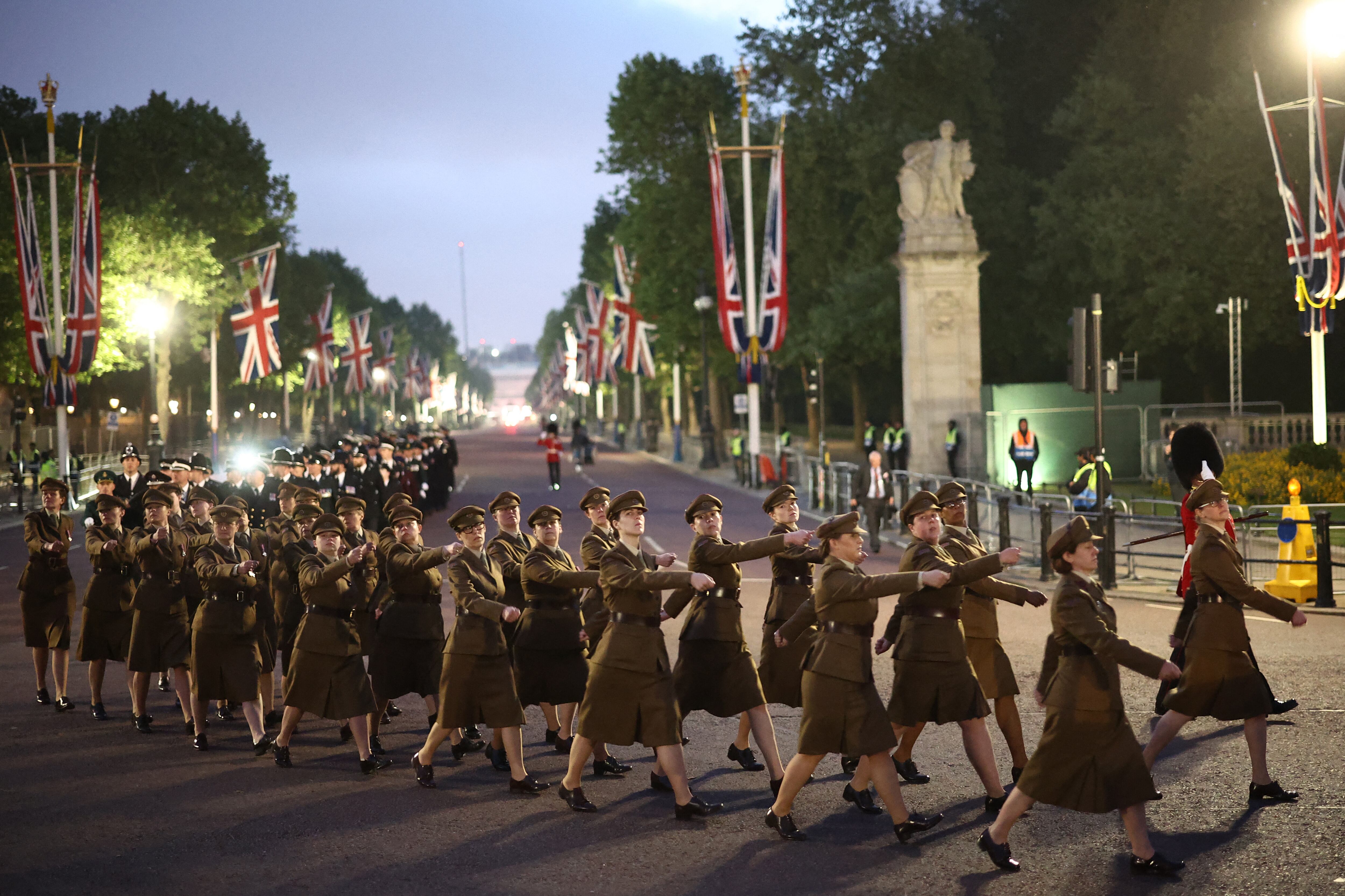 Ensayos de desfiles militares para conmemorar el aniversario del final de la Segunda Guerra Mundial.