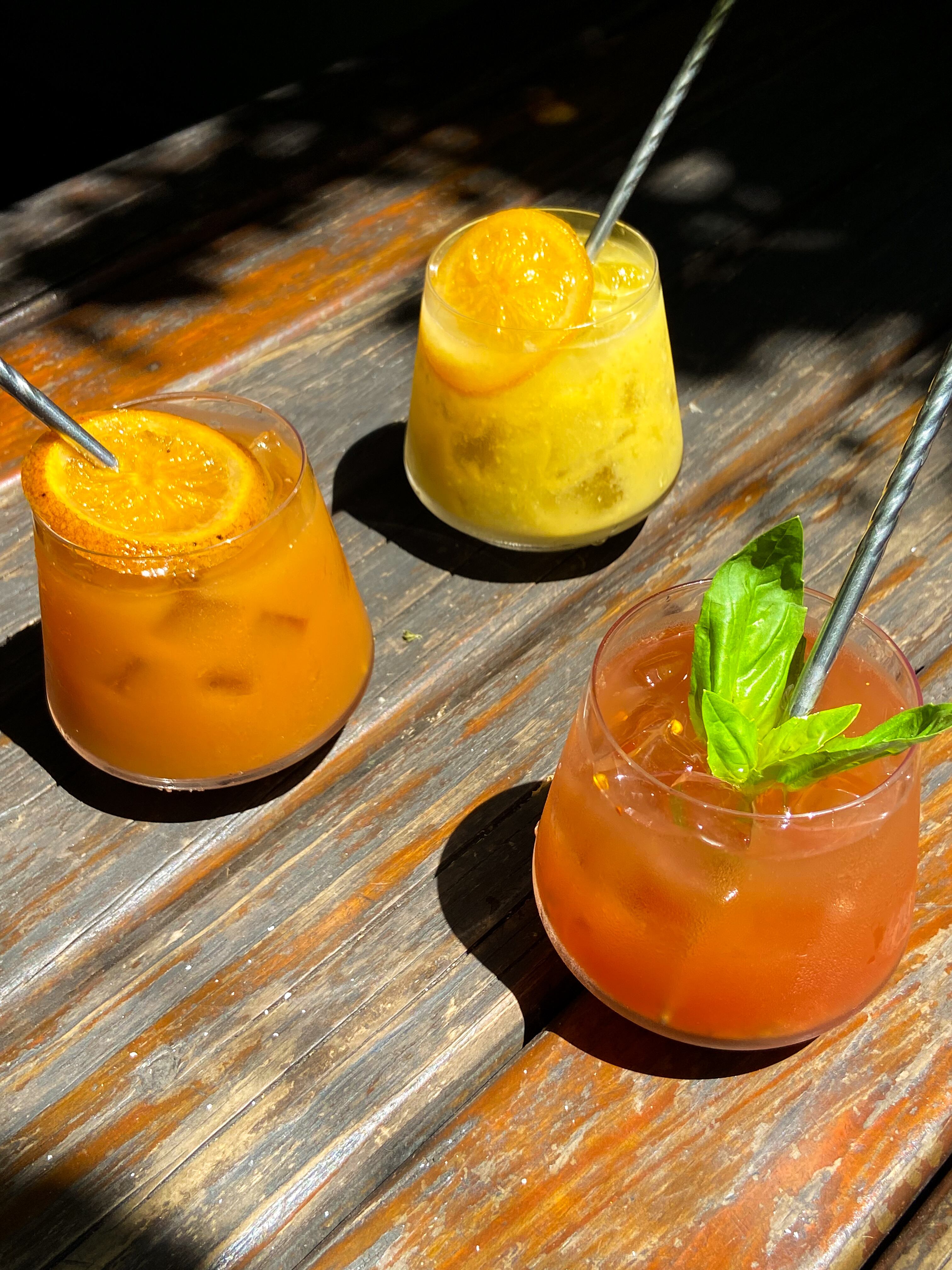 Café Rojo introdujo un extenso menú de cócteles con tonos herbales y frutales.