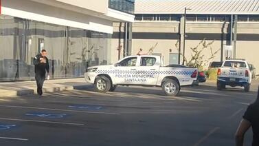 Balacera en reconocido centro comercial de Lindora deja un muerto y un herido frente a un bar; local opera con patente turística