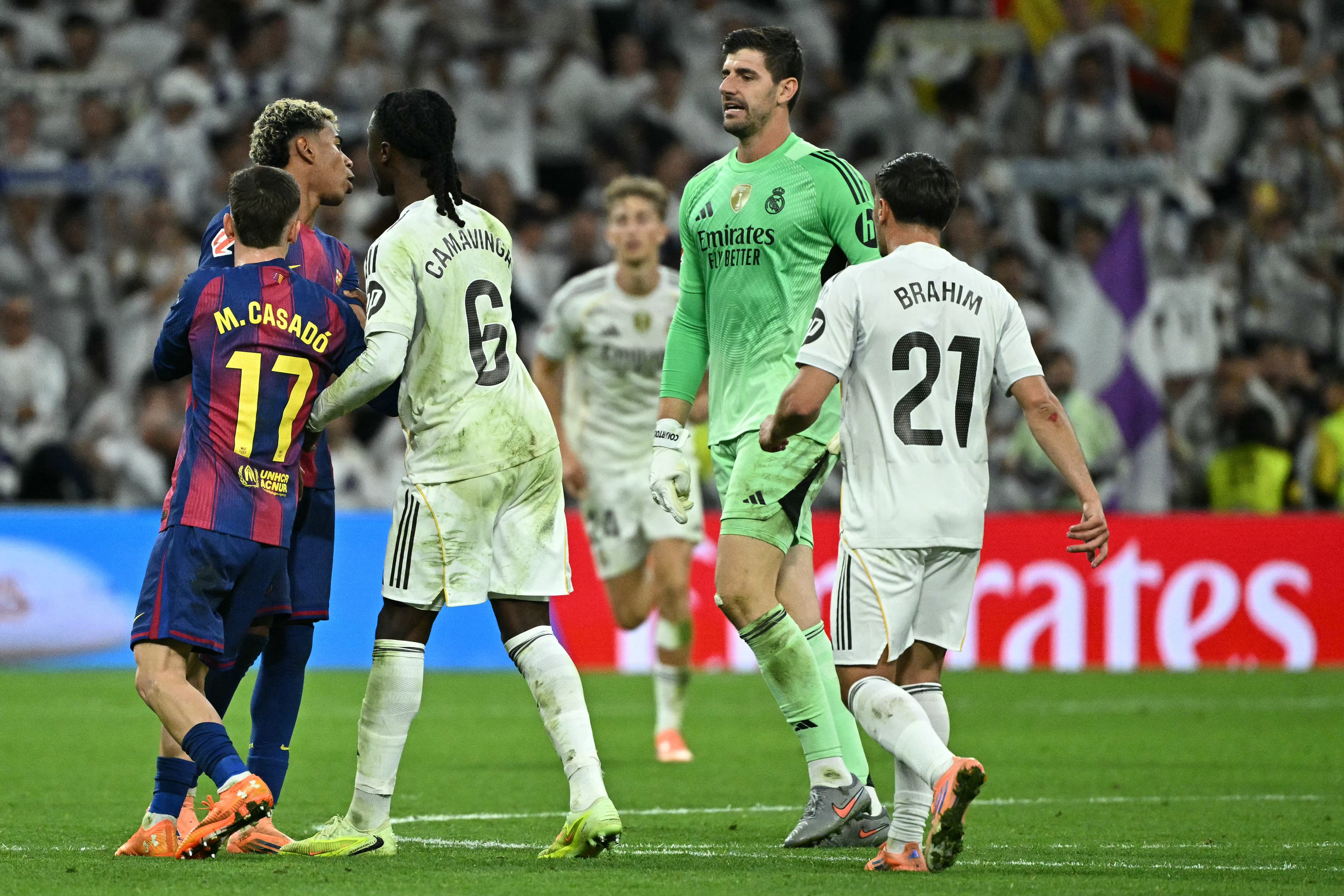 El guardameta del Real Madrid Thibaut Courtois se le fue encima a Lamine Yamal del Barcelona, en medio de las discusiones tras el clásico de este domingo 26 de octubre.