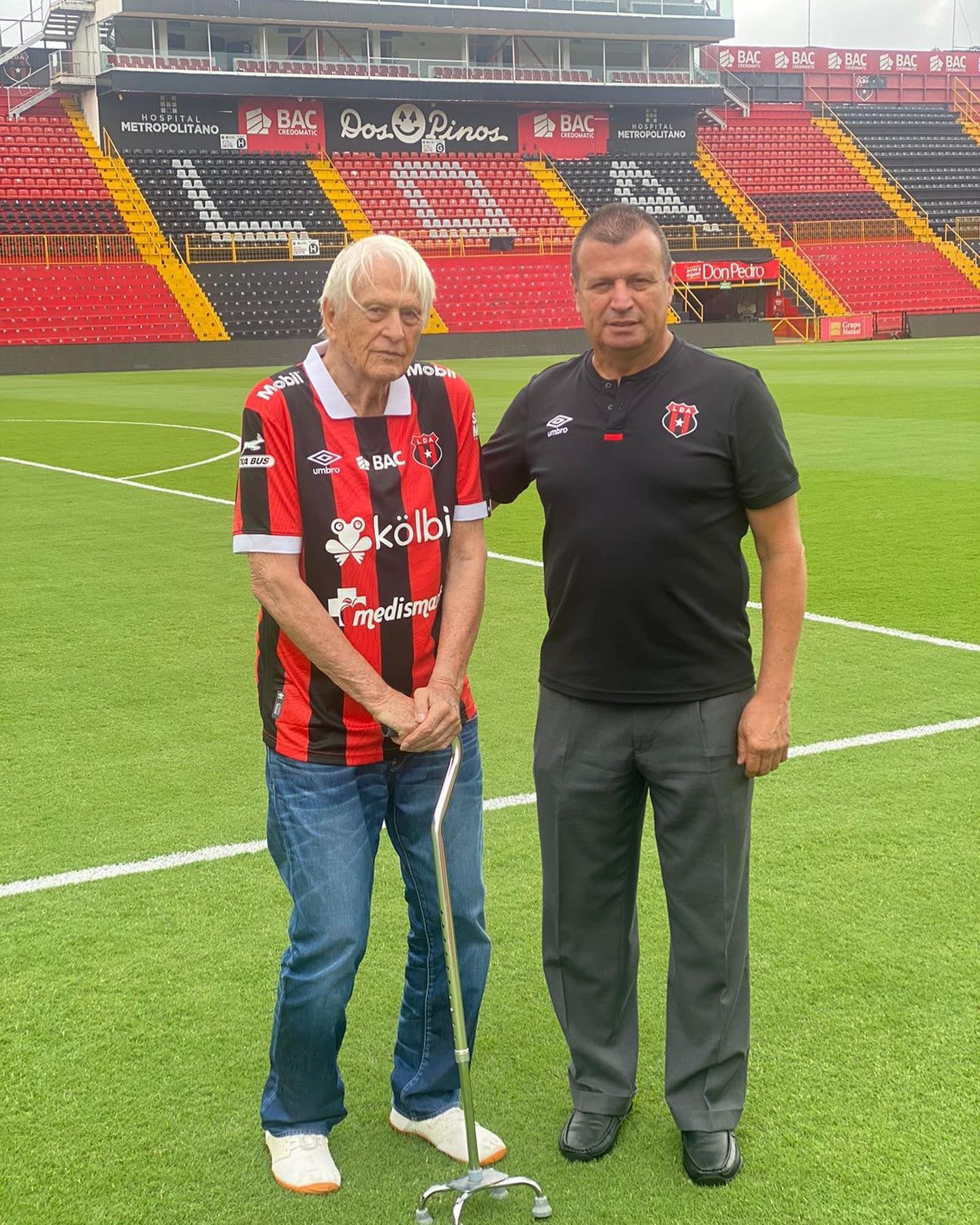 Iván Mraz se puso con orgullo la camisa de franjas rojas y negras de Alajuelense.