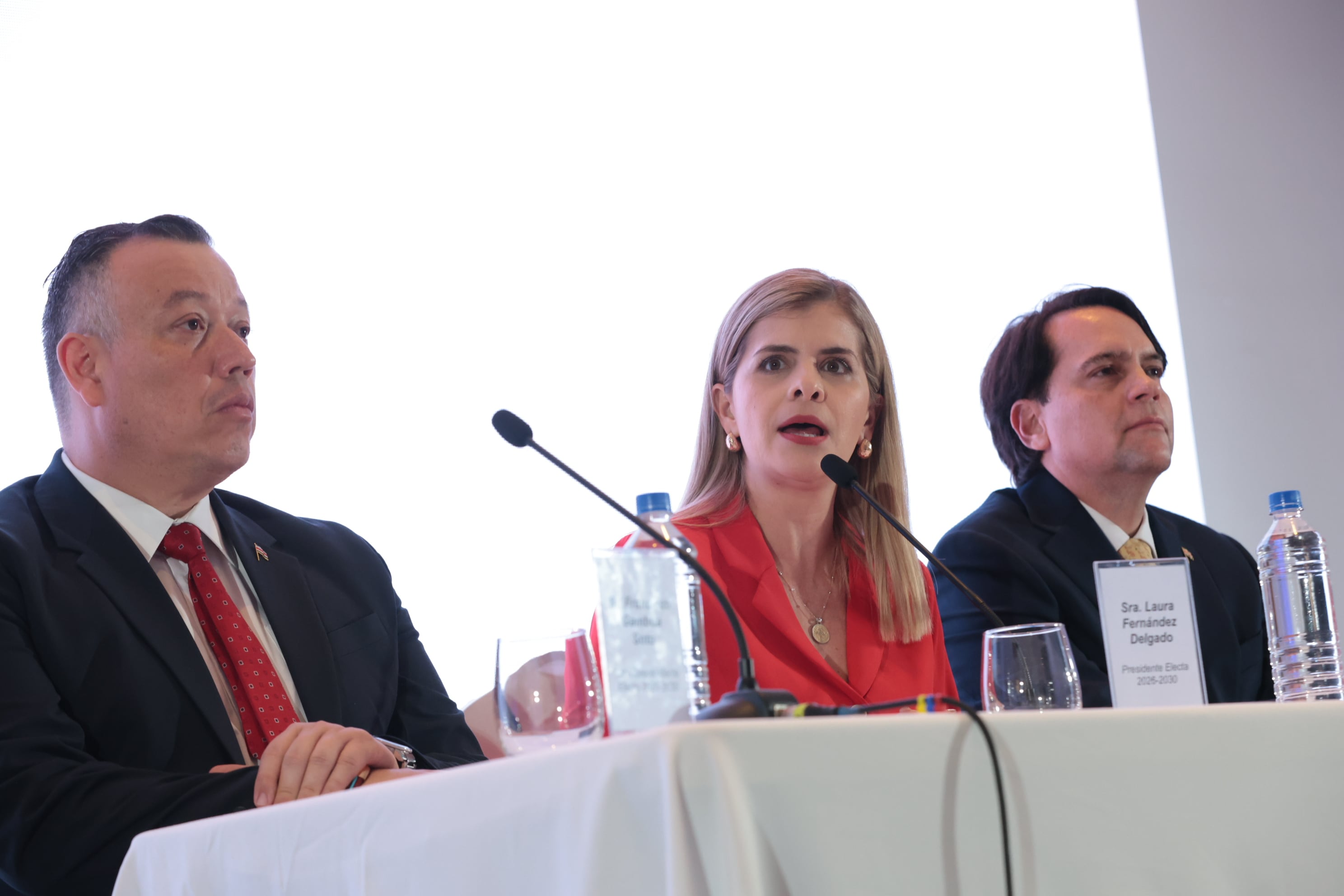 02/02/2026/ La presidente electa Laura Fernández brinda su primera conferencia de prensa junto a su esquivo de gobierno el vicepresidente electo Francisco Gamboa y el 2do vicepresidente electo Douglas Soto en el Holiday Inn AUROLA / Foto John Durán