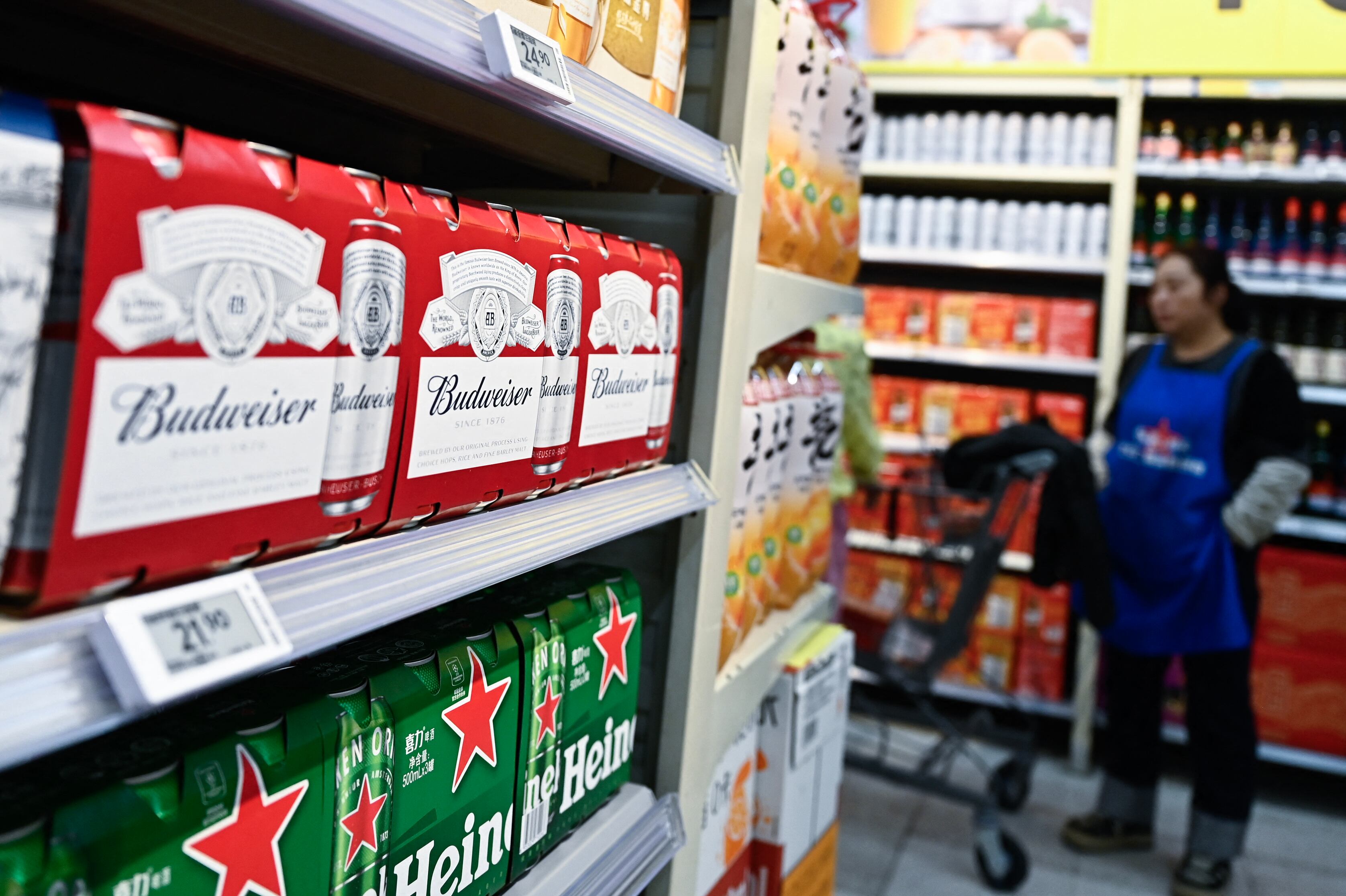 Botellas de cerveza a la venta en un supermercado Walmart de Pekín este 10 de abril de 2025. Fotografía: