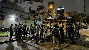 Manifestantes frente a Embajada de Cuba en Costa Rica rechazan decisión de Rodrigo Chaves; vea los videos